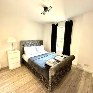 https://3-bedroom-riverview-flat-canary-wharf-free-parking.cambridgehotelsuk.com