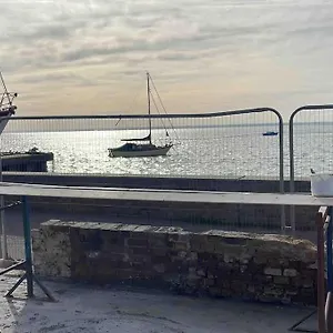 https://new-modernised-flat-in-the-heart-of-leigh-on-sea.cambridgehotelsuk.com