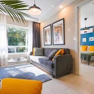 Modern Flat Near Hadrian's Gate Apartment